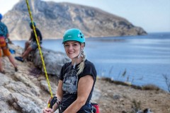 escalada in Kalymnos, Grecia -participanta la cursurile de catarat , filandu-si partenerul